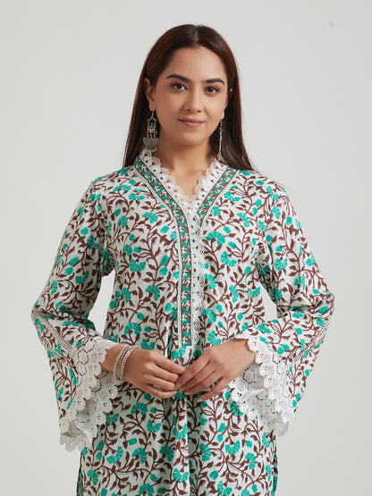 Close-up of women’s printed kurta featuring  Lace Detailed neckline and lace sleeve detail